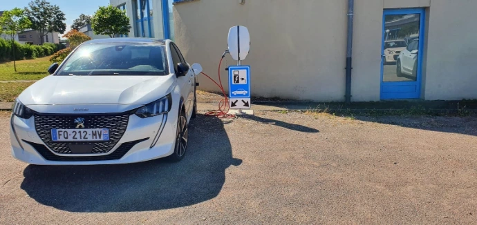 Borne double accessible PMR sur un parking de l’ARAHM Strasbourg