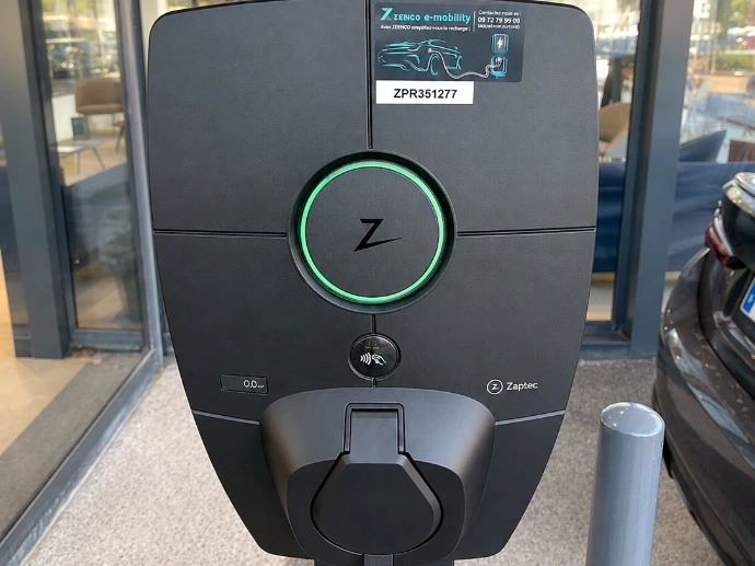 Borne de recharge AC installée par ZEENCO sur un parking d'entreprise