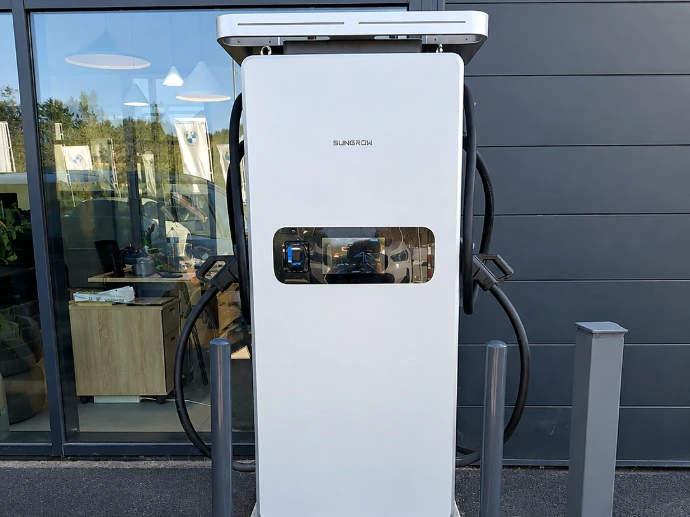 Borne de recharge rapide DC Sungrow installée par ZEENCO sur un parking professionnel