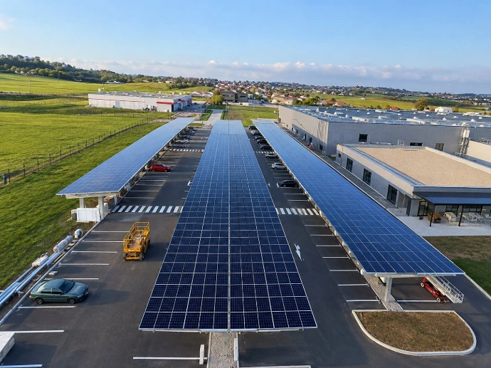 Ombrières photovoltaïques installées sur le parking d'un site industriel